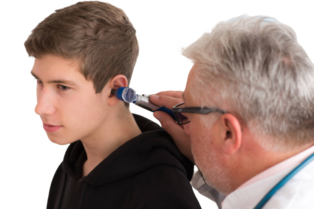 Arzt untersucht Jugendlichen